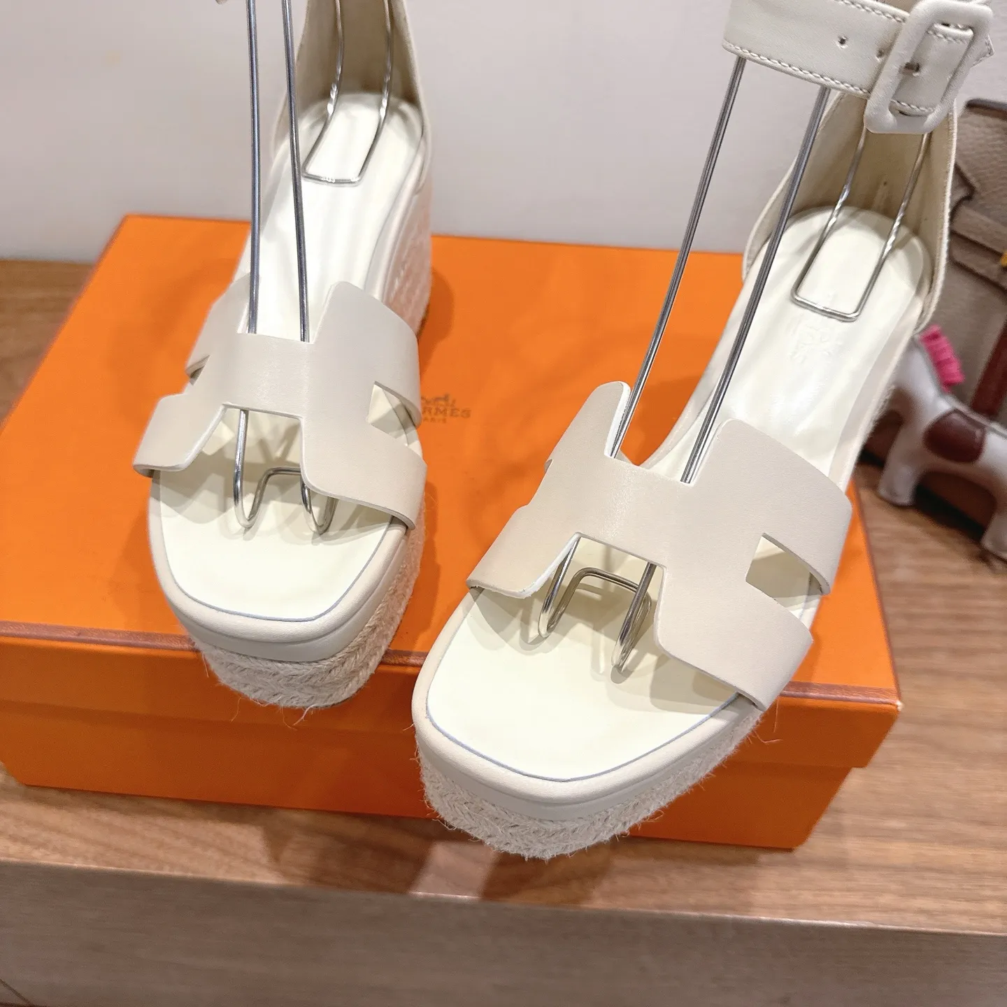 👟👟Ex-factory price 720👟👟 Hermes... a Eclair 2025 new color + popular series, the version is super positive, with a certain thickness, which makes the legs longer! Breathable, comfortable calfskin, spring and summer color matching, this item is both beautiful and comfortable! Channel supply code size: 35-39 can be ordered as 40.41 with airplane box ➕20